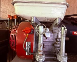 Honda Gas-Powered Water Pump – Hampshire IL Estate Sale
Durable Honda engine water pump with dual intake/output ports, ideal for irrigation, dewatering, or construction site use. Reliable performance for heavy-duty pumping needs. #AuntBeesEstateSale Hampshire, Illinois.