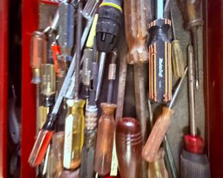 Mixed Screwdriver Assortment – Hampshire IL Estate Sale
Variety of flathead, Phillips, and specialty screwdrivers in assorted sizes and brands. Perfect for mechanics, DIYers, and tool collectors. #AuntBeesEstateSale Hampshire, Illinois.