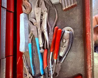 Mixed Hand Tool Lot – Hampshire IL Estate Sale
Assorted hand tools including pliers, locking pliers, hex key set, utility knife, and specialty tools. Perfect for mechanics, DIY projects, and home repairs. #AuntBeesEstateSale Hampshire, Illinois.