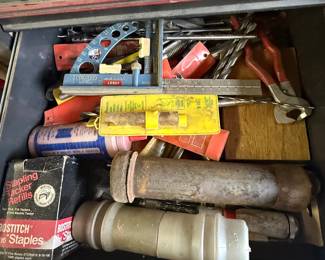 Drawer Lot with Tools, Hardware & Staples – Hampshire IL Estate Sale
Mixed lot including hand tools, drill bits, hardware pieces, Bostitch staple refills, and assorted workshop items. Great for general repairs or DIY projects. #AuntBeesEstateSale Hampshire, Illinois.