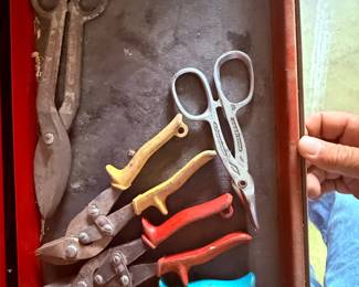 Aviation Snips & Tin Shears Set – Hampshire IL Estate Sale
Assorted metal cutting tools including aviation snips in multiple handle colors, large tin shears, and utility scissors—perfect for sheet metal work, crafting, and DIY projects. #AuntBeesEstateSale Hampshire, Illinois.