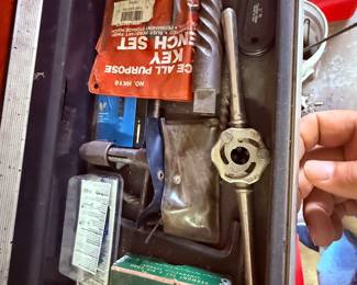 Assorted Hand Tools & Tap and Die Set – Hampshire IL Estate Sale
Mixed lot of precision hand tools including an Allen key set, screw extractors, tap and die handle, and various specialty tools—perfect for mechanics, machinists, and DIY repair work. #AuntBeesEstateSale Hampshire, Illinois.