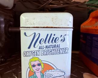 Nellie’s All-Natural Oxygen Brightener Tin – Hampshire IL Estate Sale
Retro-style Nellie’s All-Natural Oxygen Brightener storage tin with vintage-inspired graphics. Great for laundry room décor or collectible advertising display. #AuntBeesEstateSale Hampshire, Illinois.