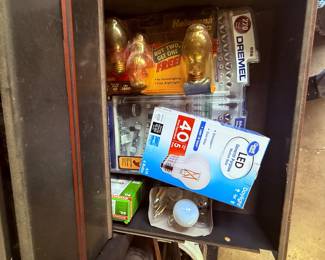 Drawer Lot with Light Bulbs & Electrical Supplies – Hampshire IL Estate Sale
Assorted new light bulbs including LED, halogen, and specialty styles, plus electrical parts and Dremel accessories. Perfect for home maintenance and projects. #AuntBeesEstateSale Hampshire, Illinois.