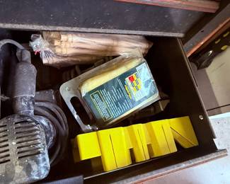 Drawer Lot with Power Tool, Dowels & Accessories – Hampshire IL Estate Sale
Includes electric power tool, wooden dowels, sanding sponges, and assorted accessories. Great for woodworking or shop projects. #AuntBeesEstateSale Hampshire, Illinois.