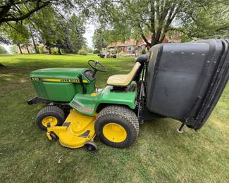 John Deere 430 Diesel Riding Mower with Rear Bagger
John Deere 430 diesel lawn tractor featuring a large rear bagger system and wide cutting deck. Built for durability and high-performance yard care. Hampshire IL estate sale.