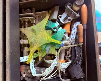 Drawer Lot with Mixed Tools & Hardware – Hampshire IL Estate Sale
Assorted hand tools, measuring guides, clamps, blades, and miscellaneous hardware. Great variety for garage, workshop, or DIY use. #AuntBeesEstateSale Hampshire, Illinois.