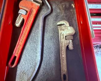 Pipe Wrenches & Pry Bar Set – Hampshire IL Estate Sale
Two heavy-duty pipe wrenches (Bauer and Ridgid) plus a sturdy steel pry bar. Ideal for plumbing, construction, and general repair work. #AuntBeesEstateSale Hampshire, Illinois.