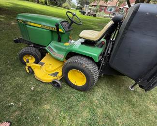 John Deere 430 Diesel Lawn Tractor with Bagger System
John Deere 430 diesel riding mower with wide cutting deck and large rear bagger for efficient lawn maintenance. Heavy-duty design for long-lasting performance. Hampshire IL estate sale.