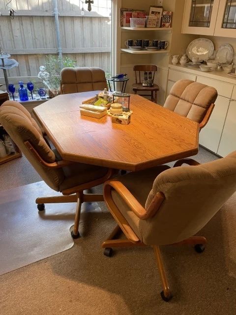 Breakfast Table w/ 4 chairs (shown with one leaf)