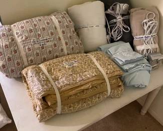 Comforter, Bed Spread, Electric Blankets and Linens