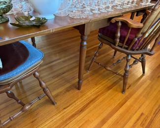 Huge or little dining table. Several lesves
