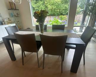 Calligaris dining table seating for 6