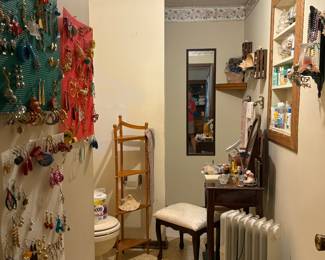 Earrings, bathroom accessories