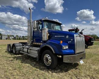 2014 Western Star 4900 SB Tandem Axle Semi Truck