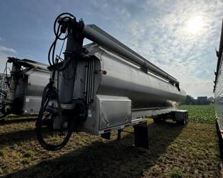 2010 Walinga Tandem Axle Feed Trailer