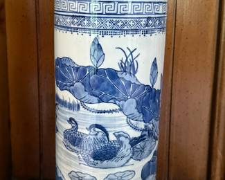 Chinese blue and white porcelain covered vase