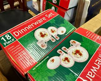 18-piece poinsettia dinnerware set (4 open box)