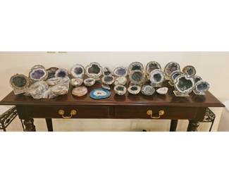 Lots of geodes for rock lovers and collectors.