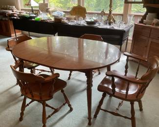 Colonial kitchen table set with additional leaf