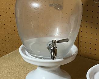 Nice vessel for entertaining drinks with spigot