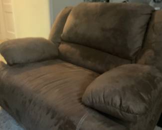 OVERSIZED CHAIR