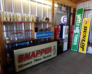 Pristine Snapper light up sign in original cabinet, works! 