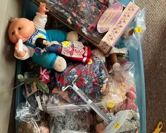 Lots of vintage dolls