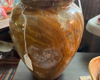 Onyx urn