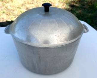 29 HouseholdInstitute1940sAluminum8QuartPotwithLid