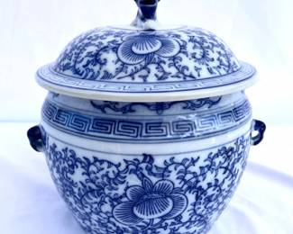 119 FloralBlueandWhiteCeramicPotwithLid