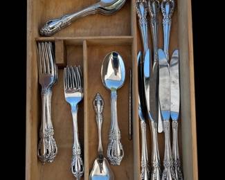 45 OneidaRenoirPembrookStainlessSteelFlatware40PieceSet