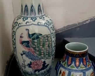 A large and small Chinese vases