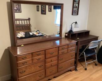 DRESSER w MIRROR