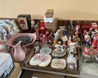 FIGURINES
