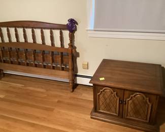 FULL SIZE BED NIGHTSTAND