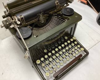 1930s LC SMITH & CORONA 8-10 TYPEWRITER IN VERY GOOD WORKING CONDITION