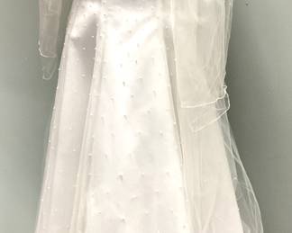 SIZE 10 ST. TROPEZ WEDDING DRESS 10FT VAIL SIZE 10 STRAPLESS ST. TROPEZ WEDDING DRESS 10FT VAIL AND SHORT VAIL