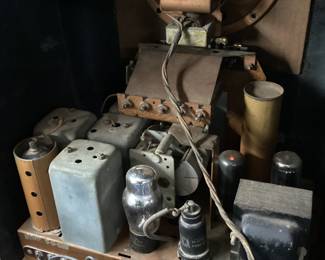 1930s ZENITH AM/SHORTWAVE TOMBSTONE RADIO IN VERY GOOD WORKING CONDITION