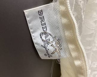 SIZE 6 VTG. BRIDAL ORIGINALS LACE WEDDING DRESS SIZE 6 VTG. BRIDAL ORIGINALS LACE WEDDING DRESS WITH SLIP LIGHT CLEANING AND SMALL ZIPPER REPAIR NEEDED
