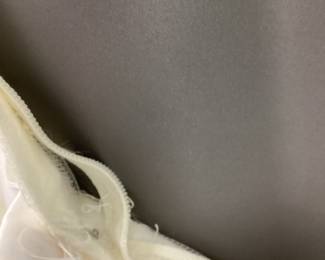 SIZE 6 VTG. BRIDAL ORIGINALS LACE WEDDING DRESS SIZE 6 VTG. BRIDAL ORIGINALS LACE WEDDING DRESS WITH SLIP LIGHT CLEANING AND SMALL ZIPPER REPAIR NEEDED