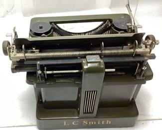 1930s LC SMITH & CORONA 8-10 TYPEWRITER IN VERY GOOD WORKING CONDITION