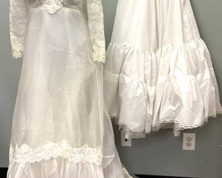 SIZE 6 VTG. BRIDAL ORIGINALS LACE WEDDING DRESS SIZE 6 VTG. BRIDAL ORIGINALS LACE WEDDING DRESS WITH SLIP LIGHT CLEANING AND SMALL ZIPPER REPAIR NEEDED