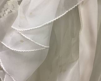 SIZE 6 VTG. BRIDAL ORIGINALS LACE WEDDING DRESS SIZE 6 VTG. BRIDAL ORIGINALS LACE WEDDING DRESS WITH SLIP LIGHT CLEANING AND SMALL ZIPPER REPAIR NEEDED