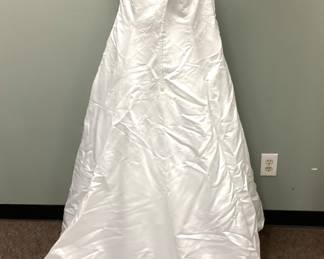 SIZE 22 DAVIDS BRIDAL WEDDING DRESS W/LACE COVER SIZE 22 DAVIDS BRIDAL WEDDING DRESS W/ LACE COVER AND VAIL. PROFESSIONALLY PRESERVED WITH RING PILLOW AND GUEST BOOK