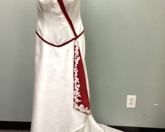  CORSET STYLE RED & WHITE WEDDING DRESS SIZE 8-10 CORSET STYLE RED & WHITE WEDDING DRESS SIZE 8-10 WITH SHAWL