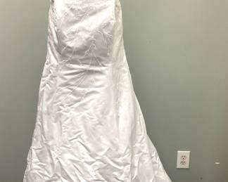 SIZE 22 DAVIDS BRIDAL WEDDING DRESS W/LACE COVER SIZE 22 DAVIDS BRIDAL WEDDING DRESS W/ LACE COVER AND VAIL. PROFESSIONALLY PRESERVED WITH RING PILLOW AND GUEST BOOK