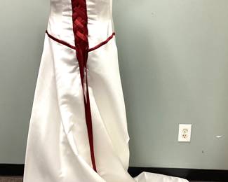  CORSET STYLE RED & WHITE WEDDING DRESS SIZE 8-10 CORSET STYLE RED & WHITE WEDDING DRESS SIZE 8-10 WITH SHAWL