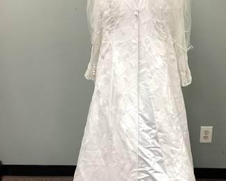 SIZE 22 DAVIDS BRIDAL WEDDING DRESS W/LACE COVER SIZE 22 DAVIDS BRIDAL WEDDING DRESS W/ LACE COVER AND VAIL. PROFESSIONALLY PRESERVED WITH RING PILLOW AND GUEST BOOK