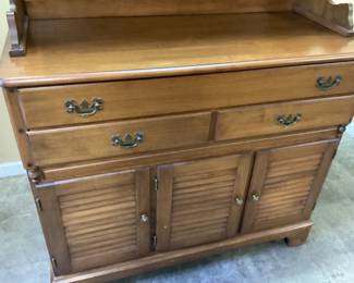 VERMONT OF WINOOSKI SOLID ROCK MAPLE HUTCH, WHIPPLE HOUSE GROUP NO SHIPPING PICKUP ONLY